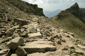  Passage couvert de fortes dalles de gres en amont du col de la Pisse