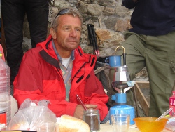  Le cafetier surveille la cafetiere