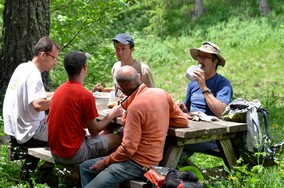  Une table de jeunes